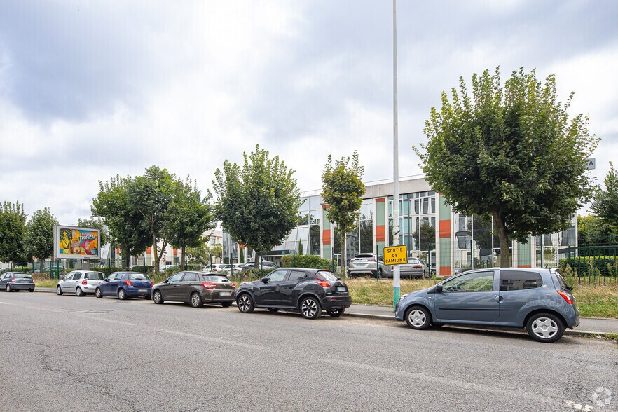 Light Industrial in Gennevilliers to rent - Building Photo - Image 2 of 2