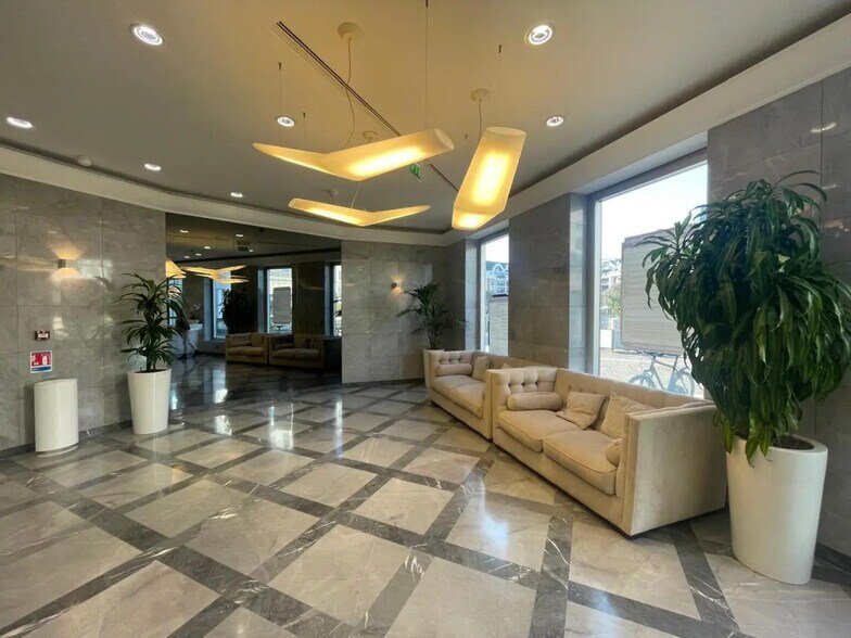 Office in Charenton-le-Pont to rent - Lobby - Image 3 of 9