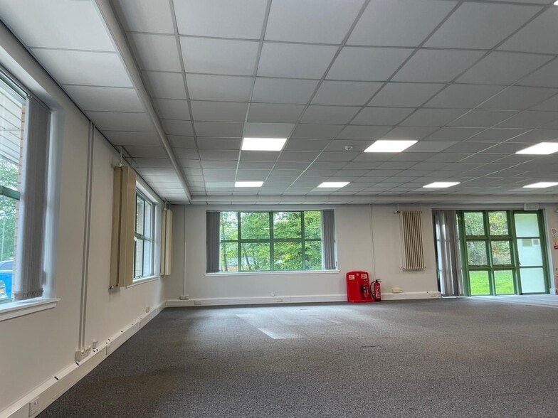 3 Michaelson Sq, Livingston to rent - Building Photo - Image 2 of 12