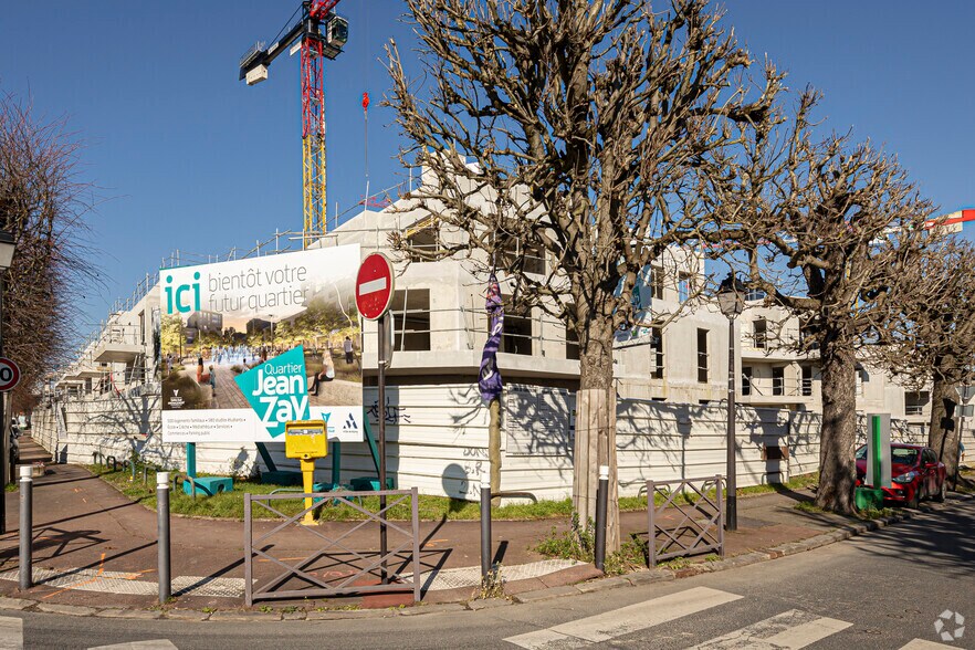 Retail in Antony to rent - Building Photo - Image 2 of 3