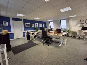 18 Grove Pl, Bedford to rent Interior Photo- Image 2 of 7