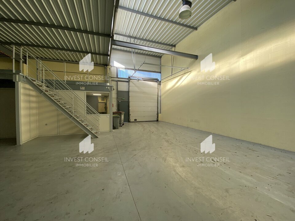 Light Industrial in Frépillon to rent Interior Photo- Image 1 of 7