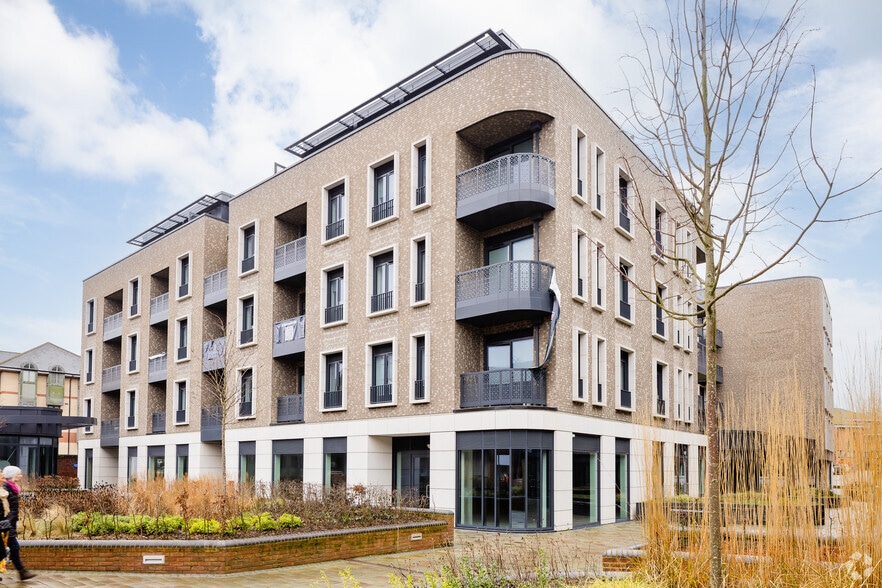 Bricket Rd, St Albans to rent - Primary Photo - Image 2 of 2