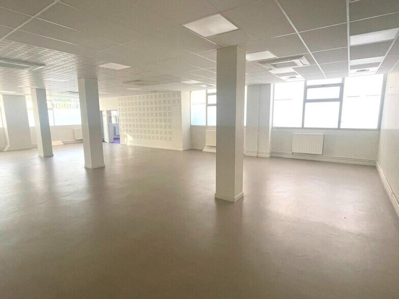Retail in Neuilly-sur-Seine for sale - Building Photo - Image 2 of 11