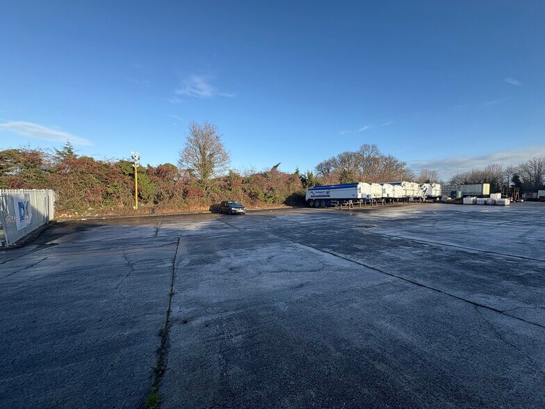 3 Link Rd, Westbury to rent - Building Photo - Image 3 of 3