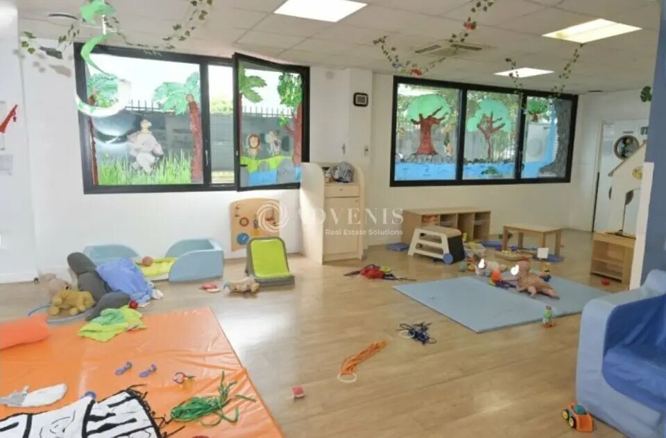 Retail in Vaulx-en-Velin to rent Building Photo- Image 1 of 13