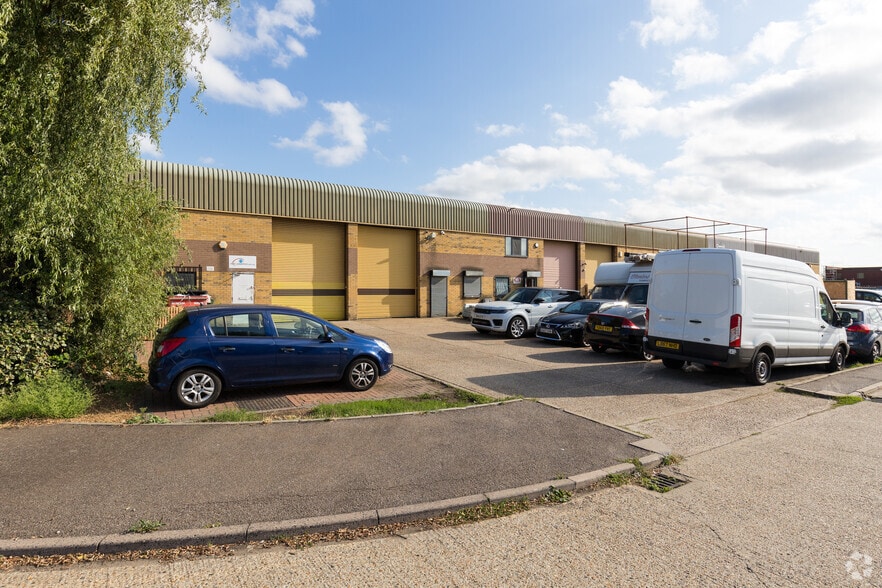 Marsh Way, Rainham to rent - Primary Photo - Image 1 of 4