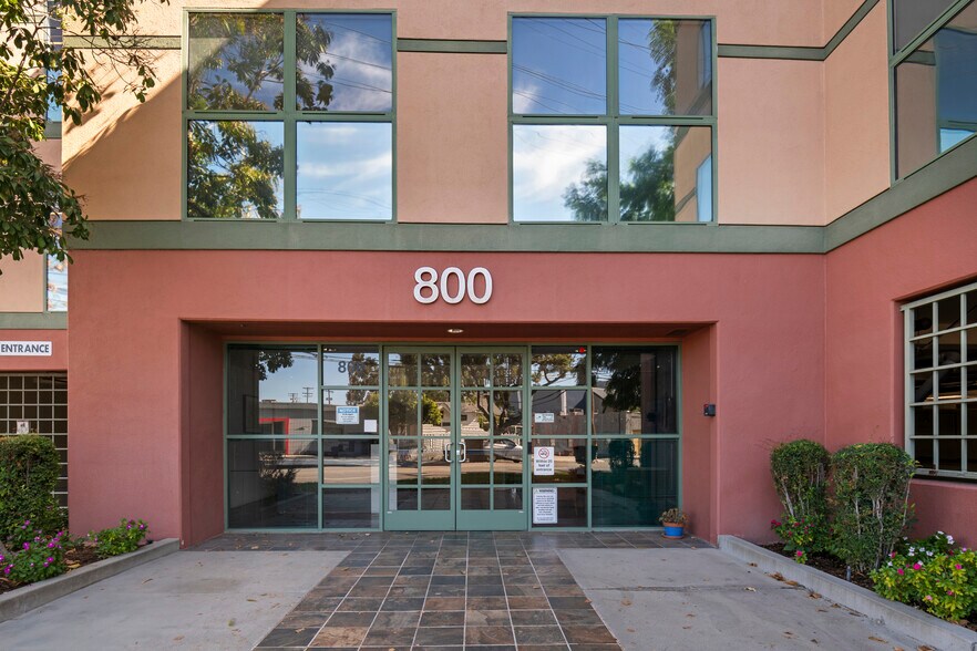 800 S Main St, Burbank, CA for rent - Building Photo - Image 3 of 24