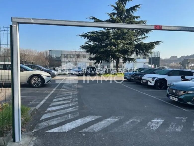 Light Industrial in Nanterre to rent - Building Photo - Image 3 of 6