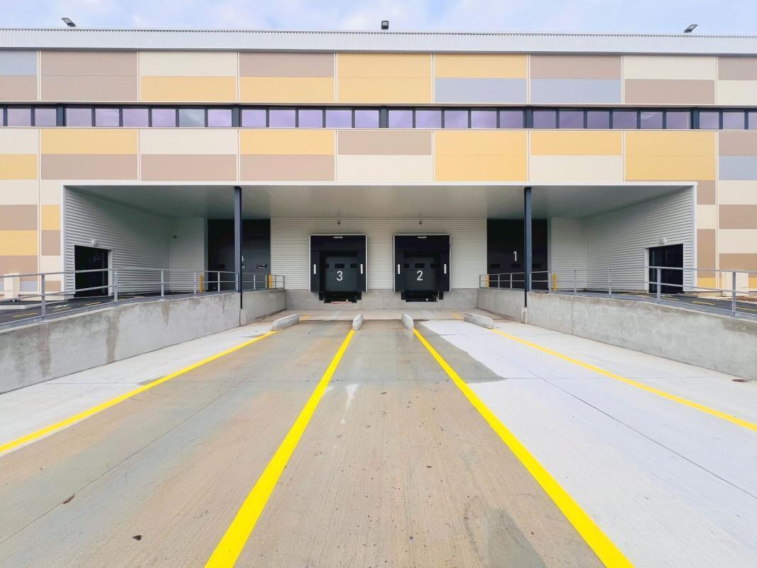 Light Industrial in Plaisir to rent Building Photo- Image 1 of 24