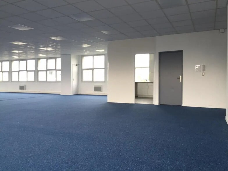 Office in Montreuil to rent - Interior Photo - Image 1 of 12