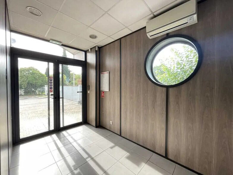 Office in Aix-en-Provence to rent - Lobby - Image 2 of 13