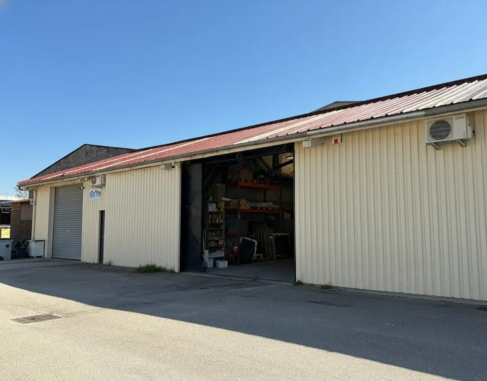 Light Industrial in Décines-Charpieu to rent Building Photo- Image 1 of 7