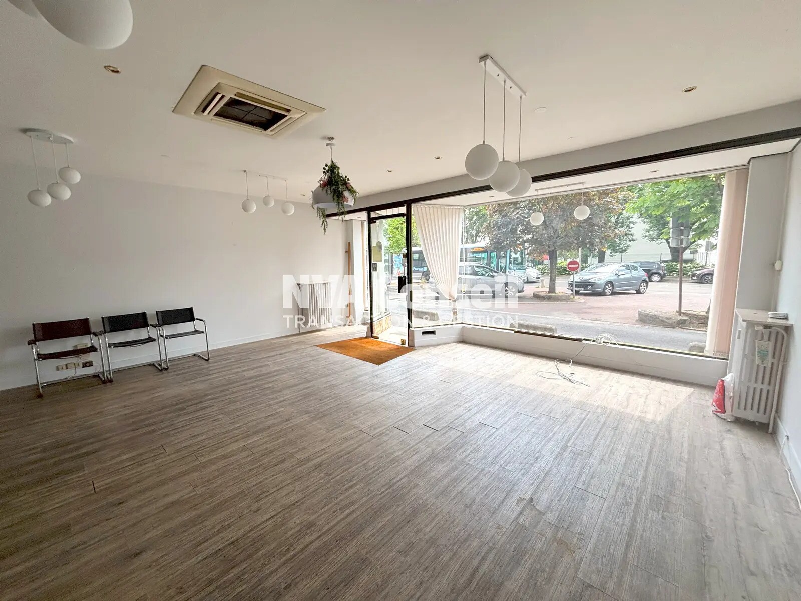 Retail in Le Plessis-Bouchard to rent Interior Photo- Image 1 of 8