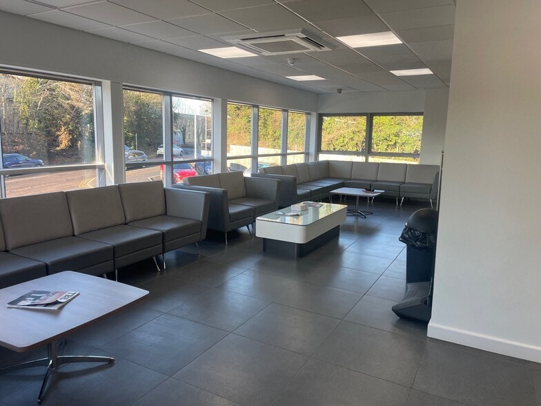 Bumpers Way, Chippenham to rent - Building Photo - Image 3 of 5