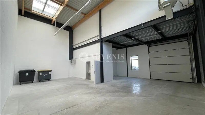 Light Industrial in Lieusaint to rent - Interior Photo - Image 3 of 6