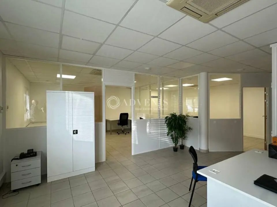 Location Bureaux 79 m² - Photo 1
