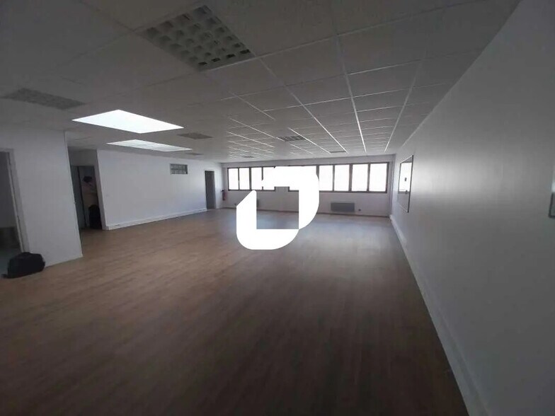 18 Rue De La Grosse Pierre, Vernouillet to rent - Building Photo - Image 3 of 30