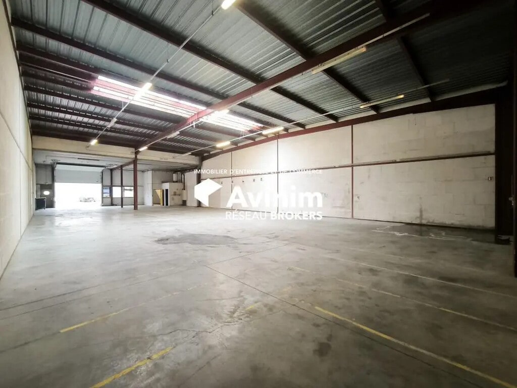 Location Entrepôt 591 m² - Photo 1