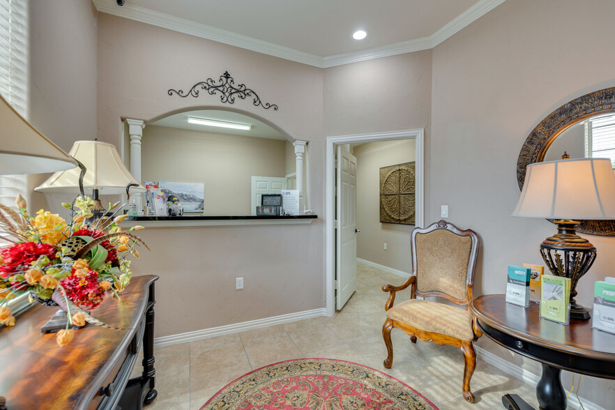 935 W Glade Rd, Hurst, TX for sale - Interior Photo - Image 3 of 13