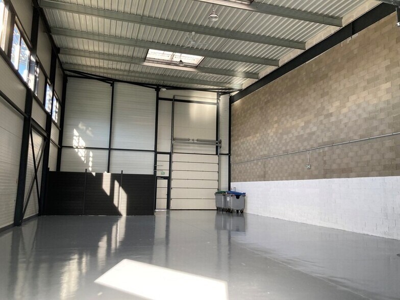 6 Boulevard Georges Marie Guynemer, SAINT CYR L ECOLE to rent - Interior Photo - Image 2 of 7