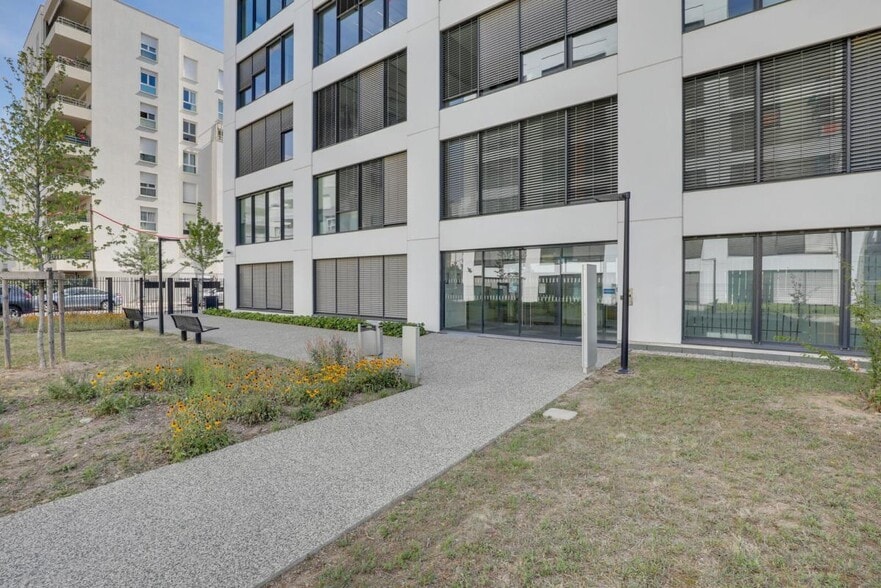 8 Rue Maurice Moissonnier, Vaulx-en-Velin to rent - Building Photo - Image 3 of 10