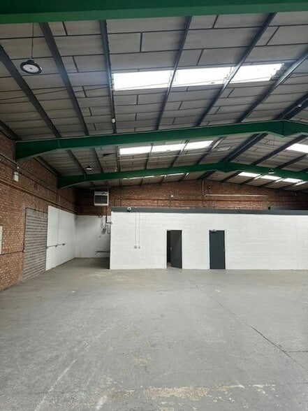 659 Eccles New Rd, Salford to rent - Building Photo - Image 2 of 5