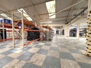 Brunel Rd, Newton Abbot to rent Interior Photo- Image 2 of 9