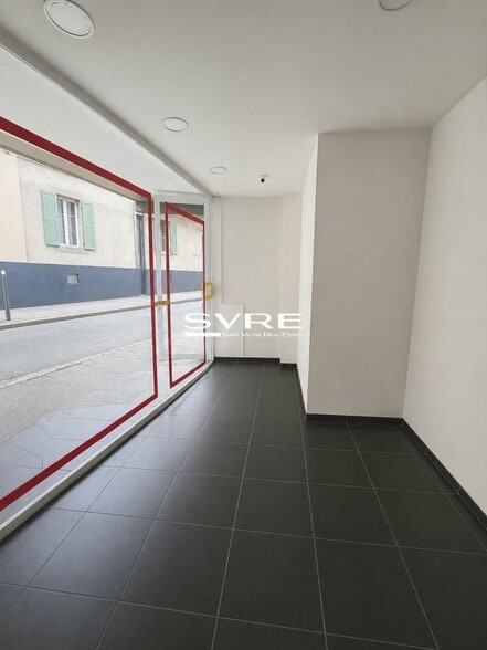 Retail in Marseille to rent - Interior Photo - Image 2 of 4