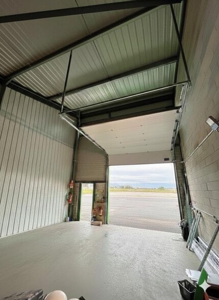 Light Industrial in La Farlède to rent - Interior Photo - Image 1 of 3