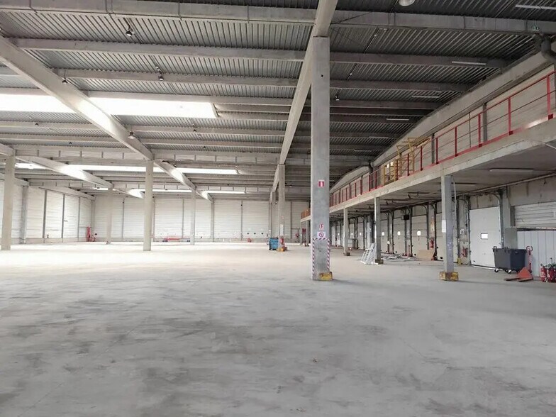 Office in Maurepas to rent - Building Photo - Image 3 of 6