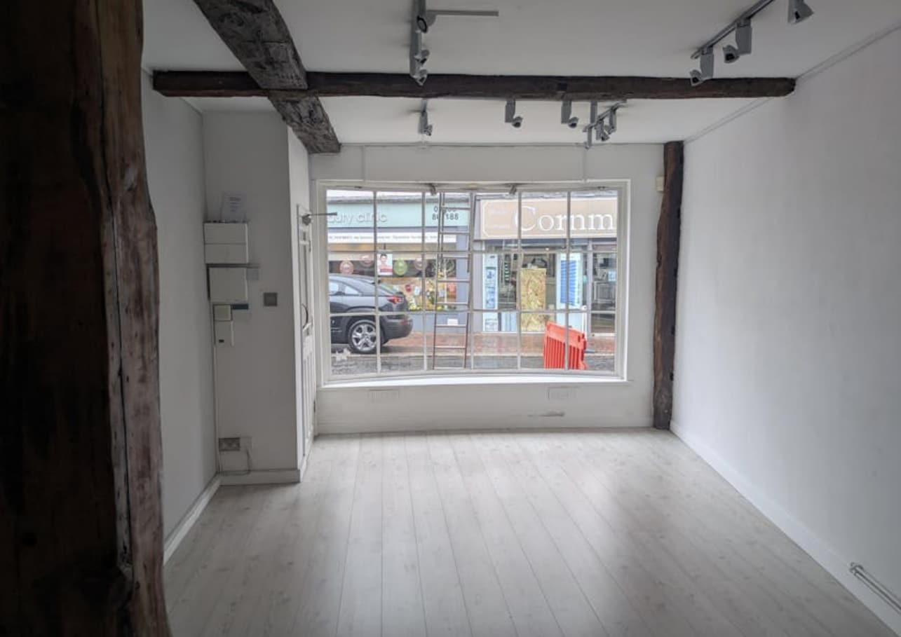 117 High St, Godalming to rent Interior Photo- Image 1 of 2