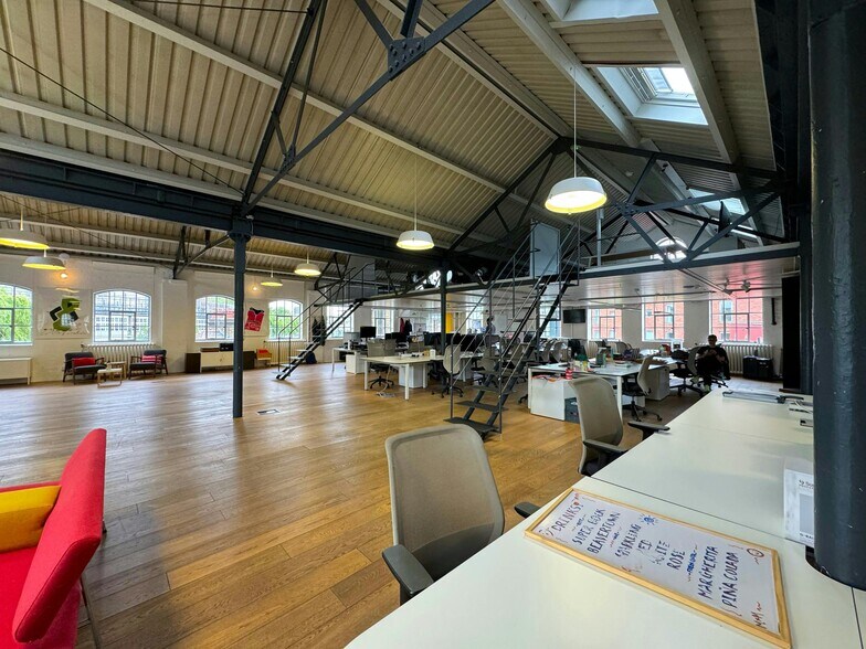 38-38A Graham St, London to rent - Interior Photo - Image 2 of 23