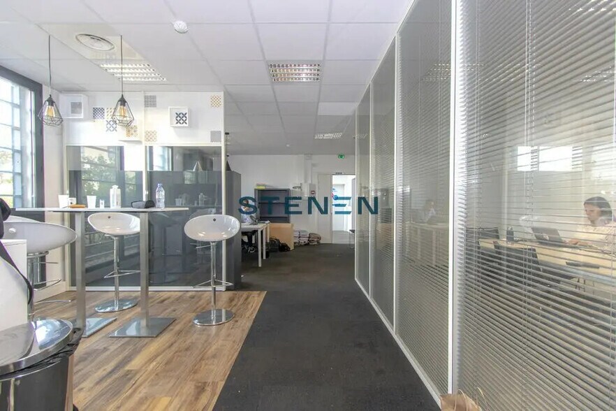 Office in Aix-en-Provence to rent - Interior Photo - Image 2 of 7