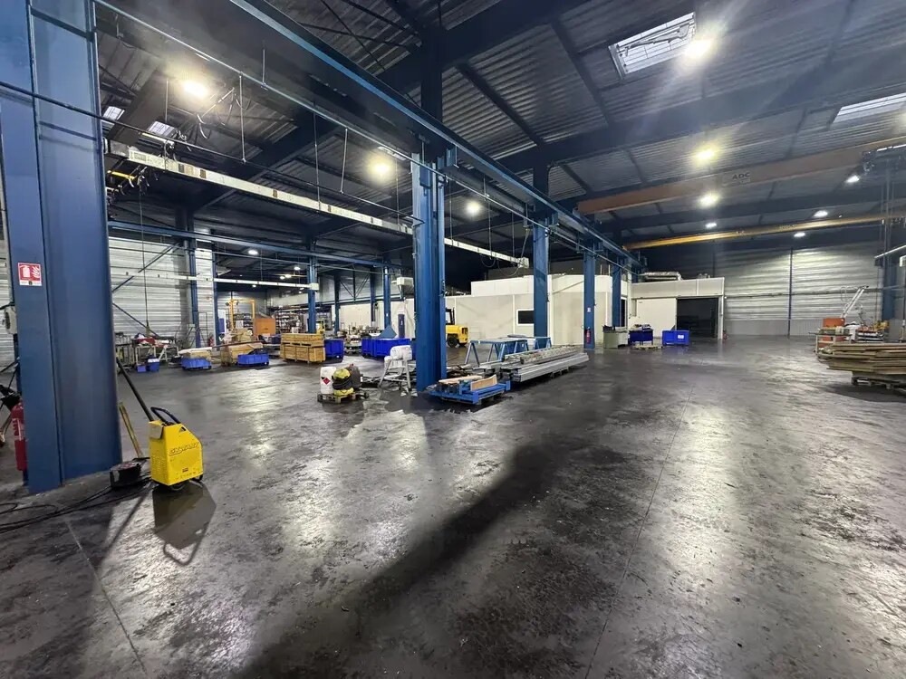 Light Industrial in Jouy-le-Moutier to rent Interior Photo- Image 1 of 10