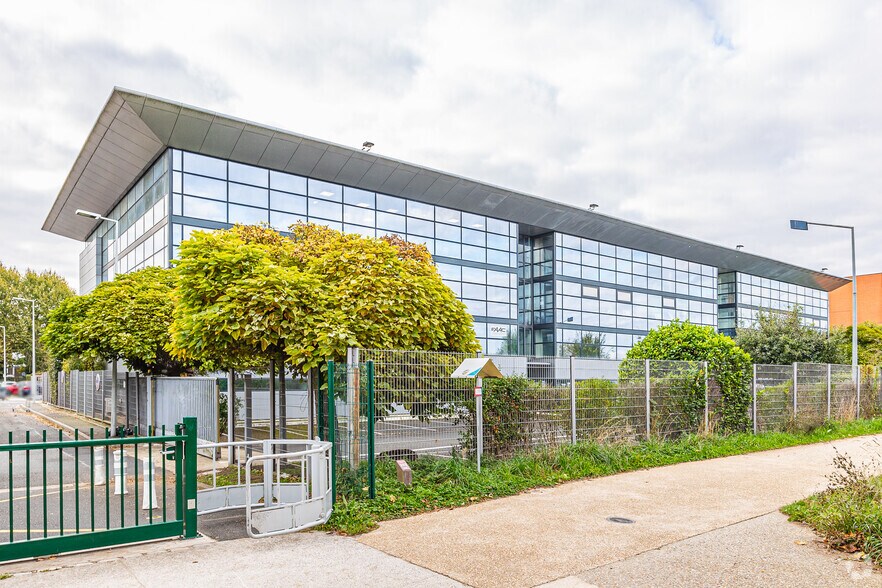 9 Rue Du Haras, Nanterre to rent - Building Photo - Image 2 of 2