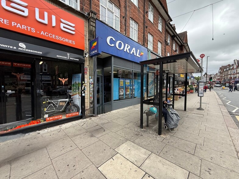 30 Golders Green Rd, London to rent - Building Photo - Image 2 of 10