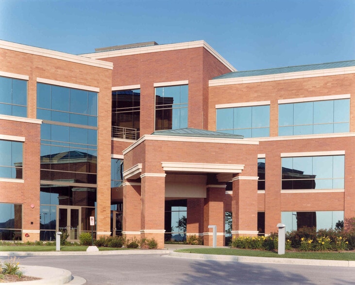 10000 Innovation Dr, Wauwatosa, WI to rent - Building Photo - Image 3 of 18