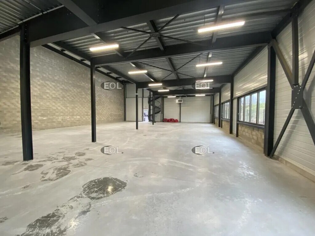 Location Local d'activités 808 m² - Photo 1