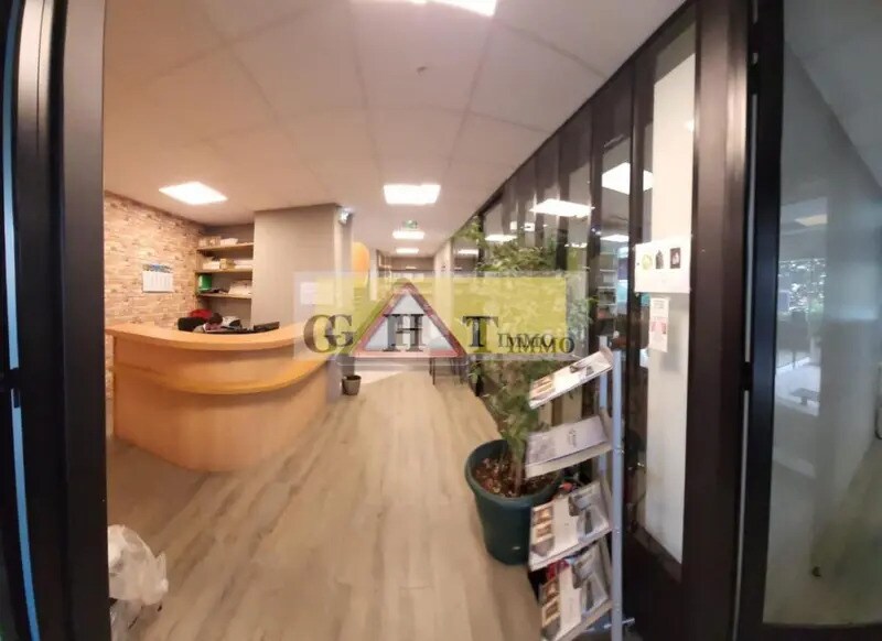 Office in Maisons-Alfort to rent - Lobby - Image 2 of 8
