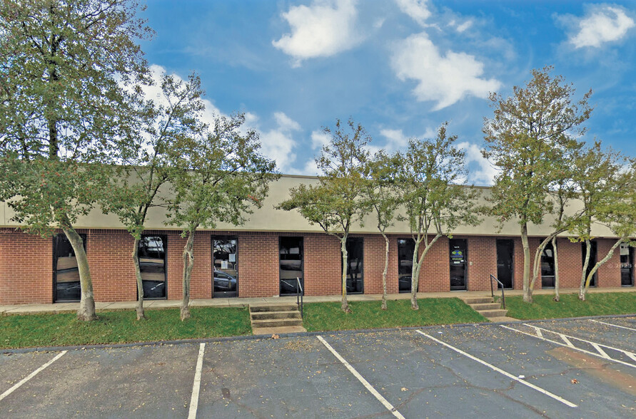 2605 Corporate Ave E, Memphis, TN for rent - Building Photo - Image 1 of 4