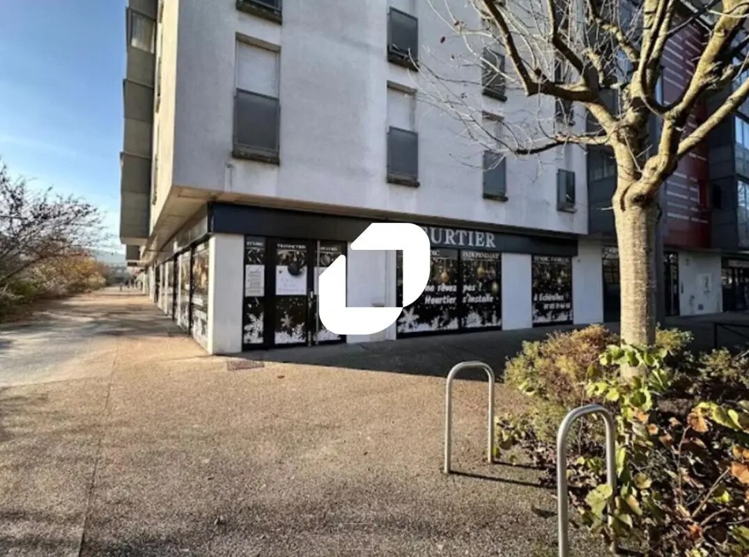Retail in Échirolles to rent Building Photo- Image 1 of 3