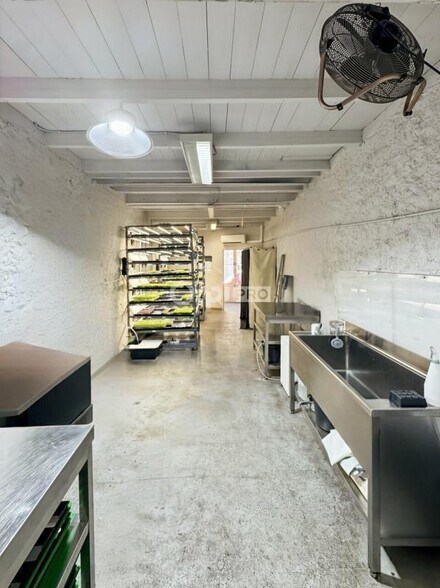 Retail in Marseille to rent - Interior Photo - Image 2 of 5