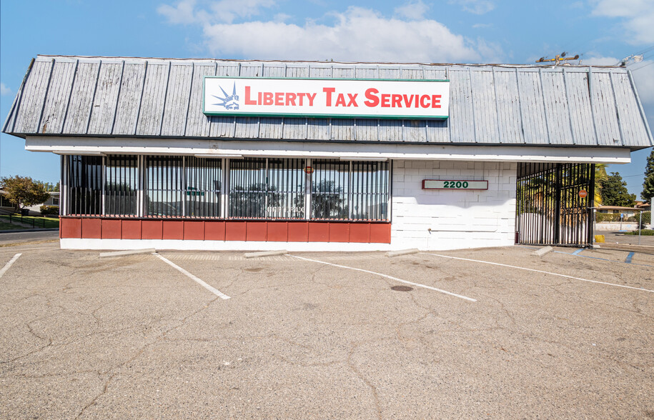 2200 Columbus St, Bakersfield, CA for sale - Primary Photo - Image 1 of 11