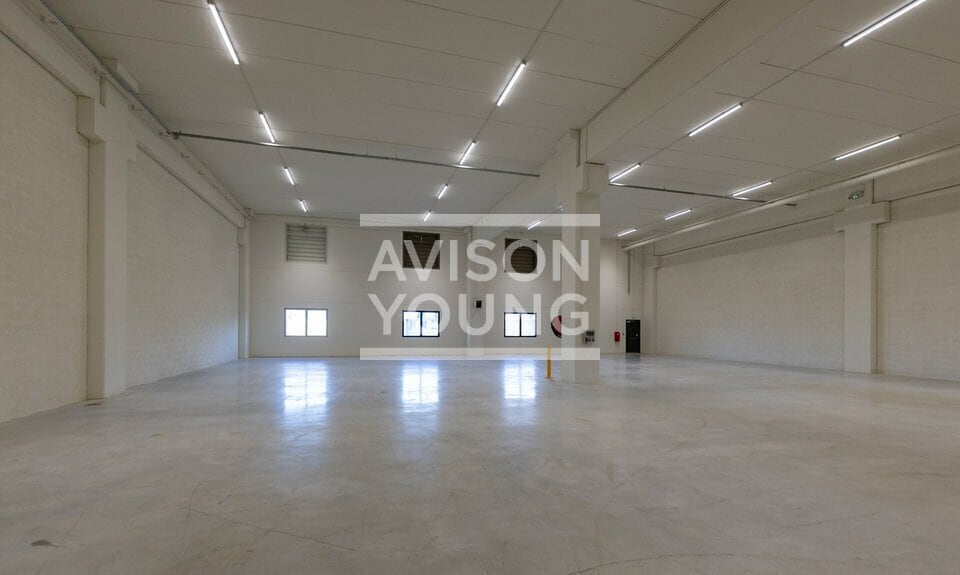 Light Industrial in Bondy to rent - Interior Photo - Image 2 of 12