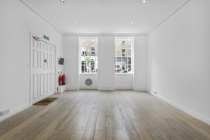 72 Charlotte St, London to rent - Interior Photo - Image 2 of 9