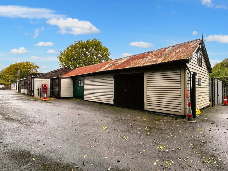 Lowfield Heath Rd, Horley for rent - Building Photo - Image 2 of 6