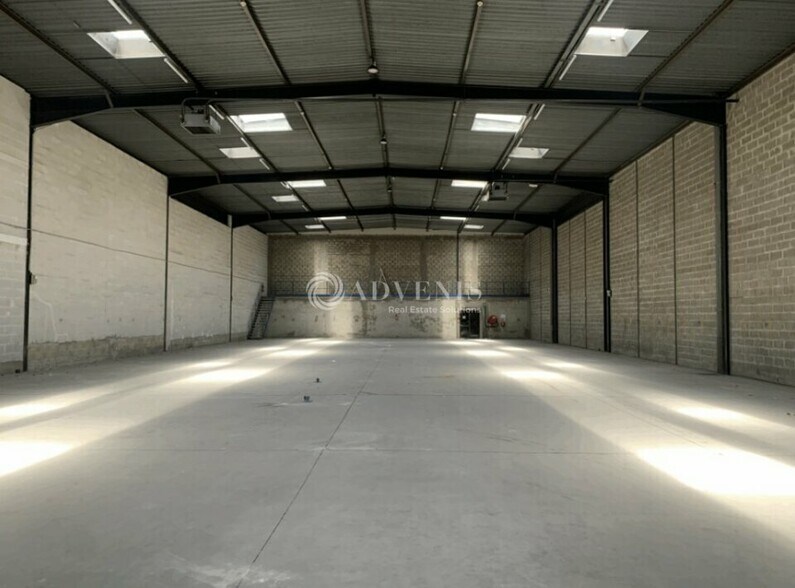 Light Industrial in Morangis to rent - Interior Photo - Image 2 of 6