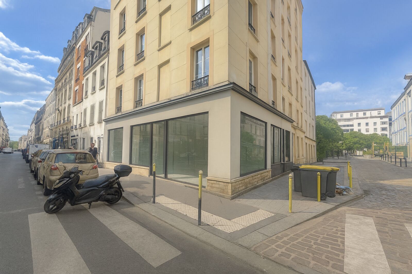 Retail in Paris for sale Building Photo- Image 1 of 12