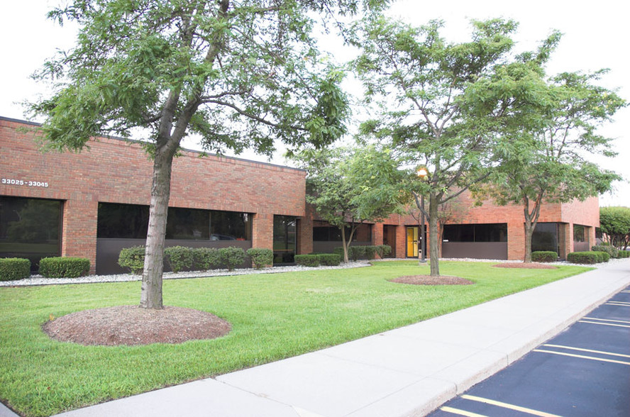 33025-33045 Schoolcraft Rd, Livonia, MI for rent - Building Photo - Image 1 of 1